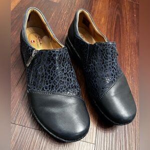 Clarks Unstructured Comfort Leather Shoes 9M Navy Animal Print Texture Zip